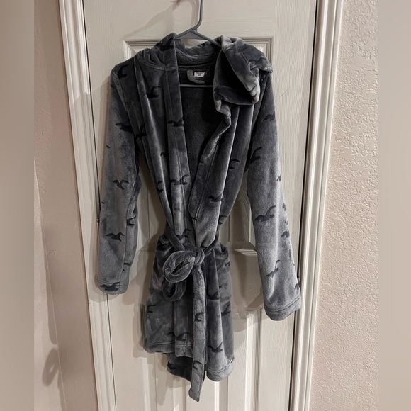 Hollister Other - Hollister Sherpa Robe By Gilly Hicks Size S/M Grey Seagull Logo Belted